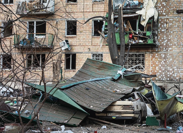 KIJÓW UKRAINA 18 marca 2022 Wojna na Ukrainie Uszkodzone budynki mieszkalne w wyniku ostrzału w dzielnicy Podolskyj w Kijowie Według doniesień co najmniej jedna osoba zginęła, a 19 zostało rannych