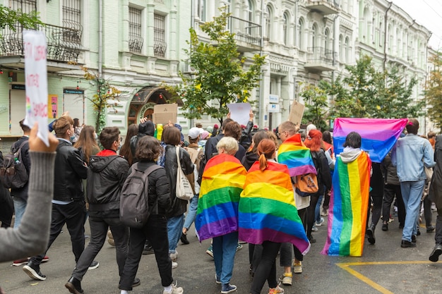 Kijów, Ukraina - 19.09.2021: Społeczność LGBTQ na Paradzie Równości. Uczestnicy marszu przechadzają się ulicami miasta z tęczową flagą. Tłum młodych ludzi.