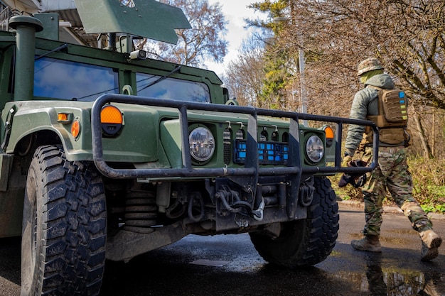 Zdjęcie kijów ukraina 26 marca 2023 r. amerykański hummer i ukraińskie wojsko w stanie wojny