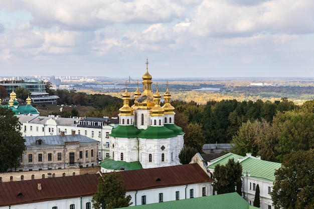 Kijów, Ukraina - 29 września 2018: Widok z lotu ptaka miasta Kijów z kościołami, nowe i stare budynki. Stara i nowoczesna architektura w stolicy Ukrainy, piękny krajobraz miasta Kijowa.