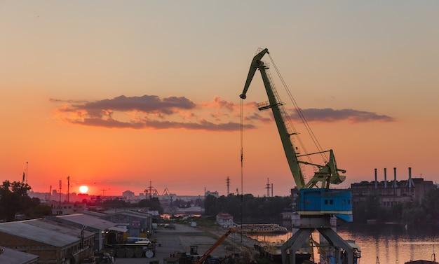 Kijów, Ukraina - 30 Maja 2018: Przemysłowa Dzielnica Kijowa W Dzielnicy Podil. Dniepr I Port Rzeczny. Widok Z Mostu Wantowego Rybalsky Wieczorem Podczas Zachodu Słońca