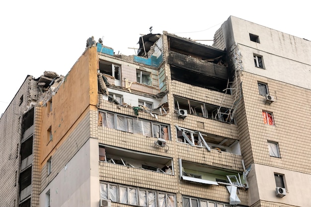 KIJÓW UKRAINA 31 marca 2022 Wojna na Ukrainie Budynek mieszkalny uszkodzony przez spadający gruz po ataku rosyjskiej rakiety na Kijów