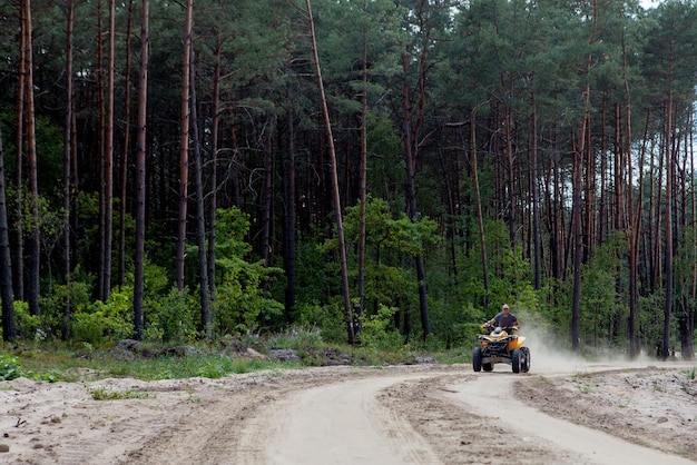 Kijów Wrzesień 2019 Mężczyzna Jadący żółtym Quadem Atv Pojazdem Terenowym Na Piaszczystym Lesie Ekstremalny Sport Ruch Przygoda Atrakcja Turystyczna