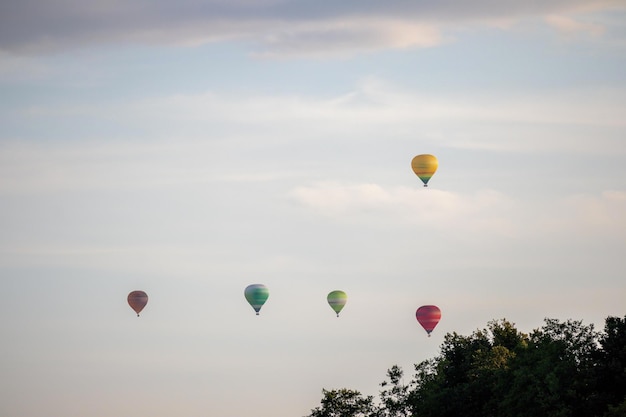 Kilka balonów na gorące powietrze lata na niebie.