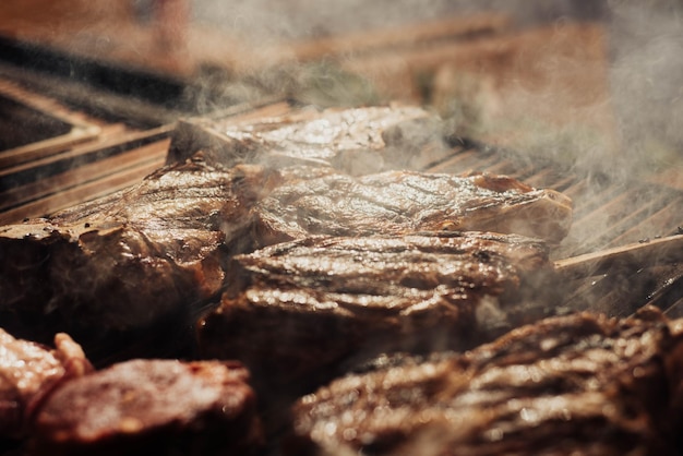 Kilka doskonałych kawałków argentyńskiej wołowiny na grillu węglowym
