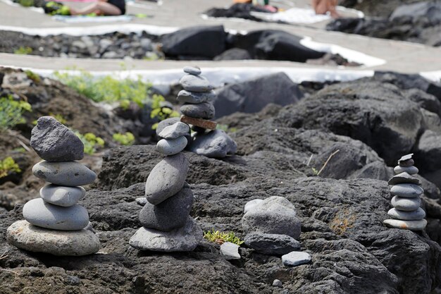 Kilka Kamyków Ułożonych Na Plaży