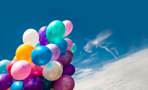 Kilka kolorowych balonów na niebieskim niebie