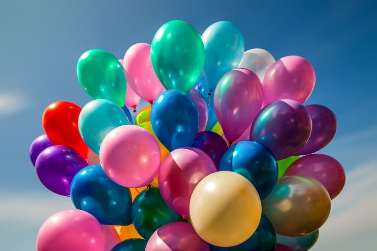 Zdjęcie kilka kolorowych balonów na niebieskim tle nieba