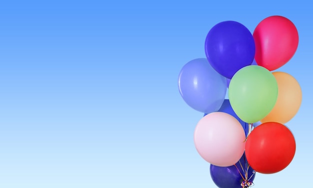 Kilka Kolorowych Balonów Na Niebieskim Tle