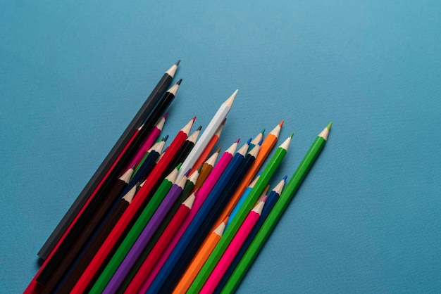Kilka kolorowych ołówków płaski widok z góry