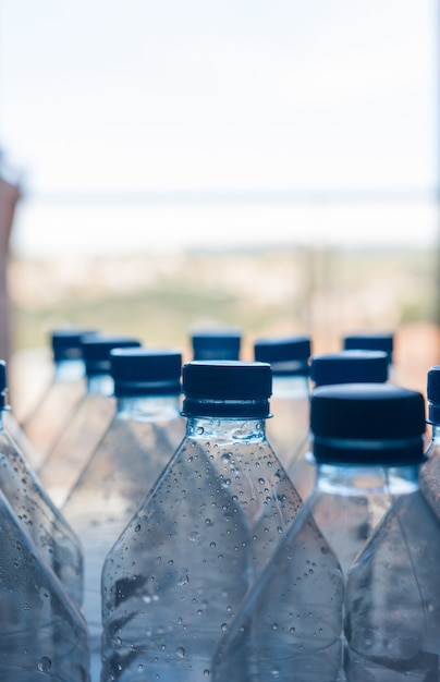 Kilka plastikowych butelek gotowych do recyklingu