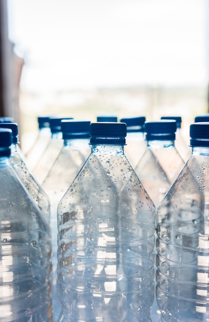 Kilka plastikowych butelek gotowych do recyklingu