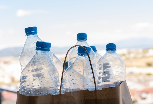 Kilka plastikowych butelek gotowych do recyklingu