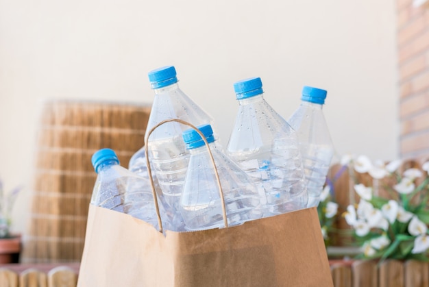 Kilka plastikowych butelek gotowych do recyklingu