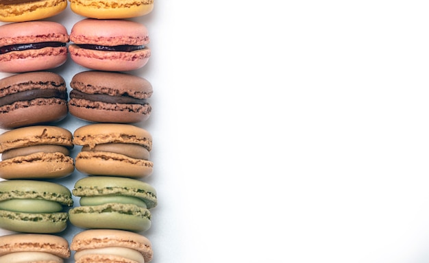 Kilka różnokolorowych ciastek macaron na białej powierzchni