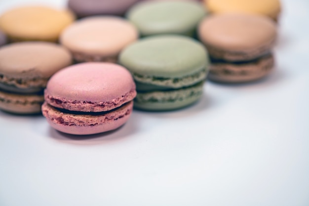 Kilka Różnokolorowych Ciastek Macaron Na Białej Powierzchni