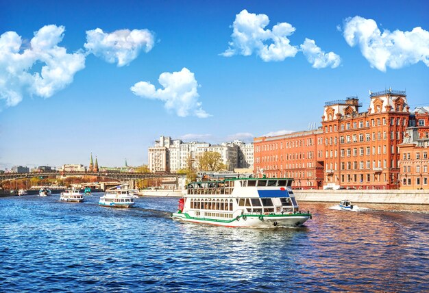 Kilka statków wycieczkowych na rzece Moskwa w Moskwie w słoneczny letni dzień