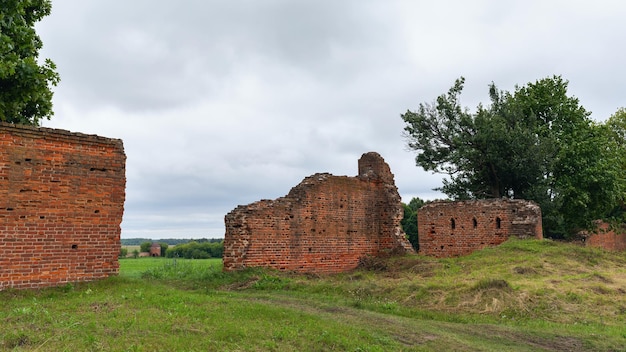 Kilka zachowanych fragmentów murów ceglanych na terytorium twierdzy Saburowskiej