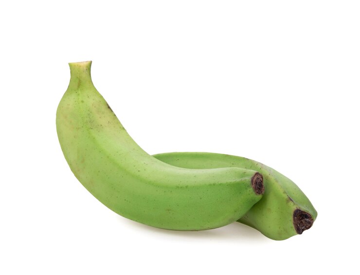 Kilka zielonych bananów na białym tle na białej ścianie