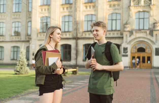 Kilku studentów stojących w pobliżu uczelni