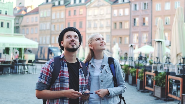 Kilku turystów korzystających ze smartfona i podziwiających przepiękną okolicę