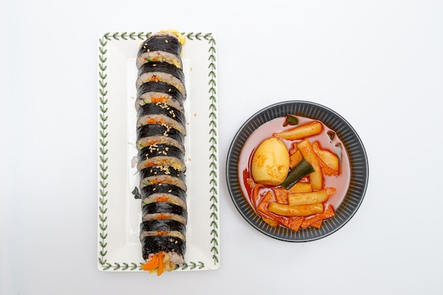 Kimbap i Tteokbokki, reprezentatywne koreańskie przekąski, które wyglądają pysznie