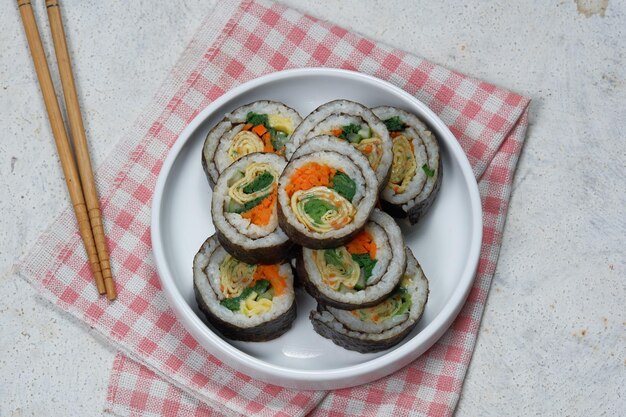 kimbap lub gimbapkoreański ryż rollis w koreańskim stylu sushi