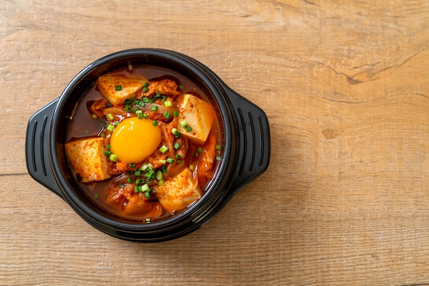 Kimchi Jjigae czyli Zupa Kimchi z Tofu i Jajkiem lub Koreański Gulasz Kimchi - Koreański Styl Tradycyjny