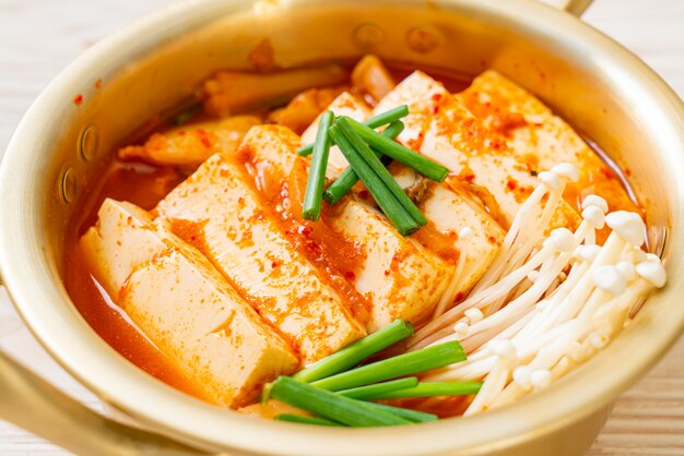 „kimchi Jjigae” Lub Zupa Kimchi Z Miękkim Tofu Lub Koreańskim Gulaszem Kimchi