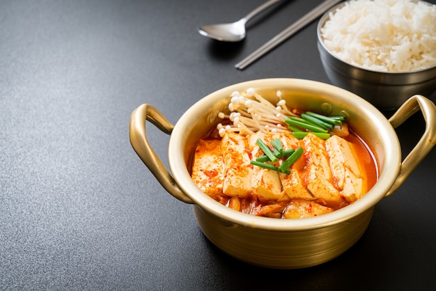 „Kimchi Jjigae” lub zupa Kimchi z miękkim tofu lub koreańskim gulaszem kimchi