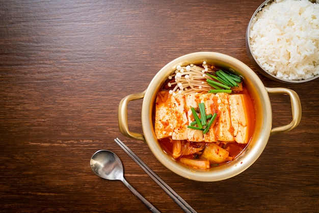 „Kimchi Jjigae” lub zupa Kimchi z miękkim tofu lub koreańskim gulaszem kimchi