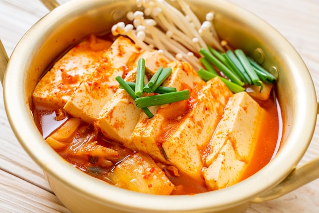 „Kimchi Jjigae” lub Zupa Kimchi z Miękkim Tofu lub Koreańskim Gulaszem Kimchi