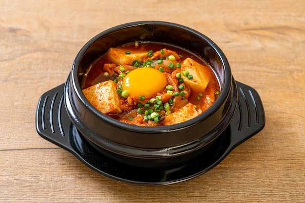 `` Kimchi Jjigae '' lub Zupa Kimchi z Tofu i Jajkiem lub Koreański Gulasz Kimchi - Tradycyjne Koreańskie Jedzenie