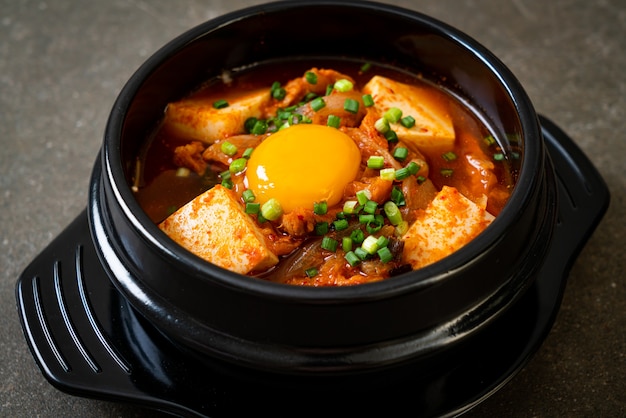 `` Kimchi Jjigae '' lub Zupa Kimchi z Tofu i Jajkiem lub Koreański Gulasz Kimchi - Tradycyjne Koreańskie Jedzenie