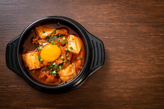 „Kimchi Jjigae” lub Zupa Kimchi z Tofu i Jajkiem lub Koreański Gulasz Kimchi