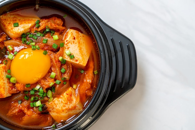 „kimchi Jjigae” Lub Zupa Kimchi Z Tofu I Jajkiem Lub Koreański Gulasz Kimchi