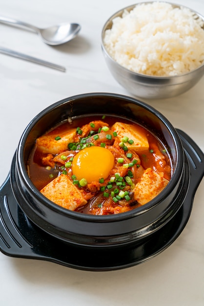 „Kimchi Jjigae” lub zupa Kimchi z Tofu i Jajkiem