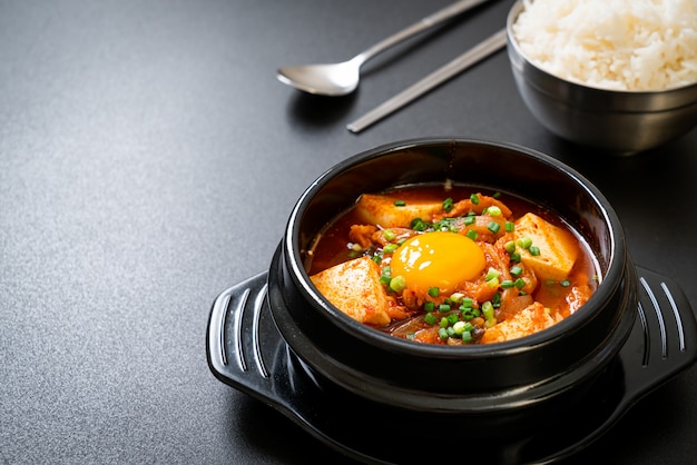 „Kimchi Jjigae” lub zupa Kimchi z Tofu i Jajkiem