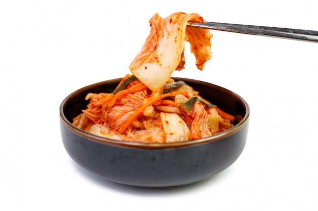 Kimchi Kapusta W Pucharze Z Chopsticks Na Białym Tle, Odgórny Widok.