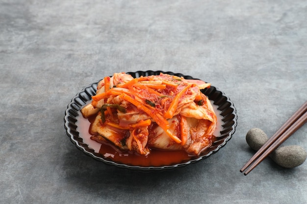 Kimchi lub Kimci, tradycyjne koreańskie jedzenie, marynowane sfermentowane warzywa z pikantną przyprawą