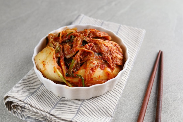 kimchi podstawą kuchni koreańskiej to tradycyjny dodatek z solonych i sfermentowanych warzyw