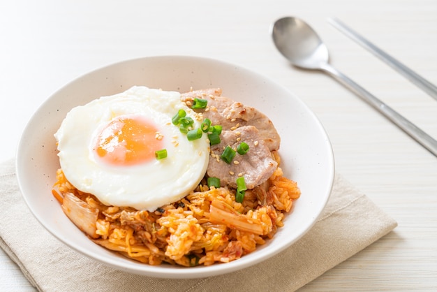 Kimchi smażony ryż ze smażonym jajkiem i wieprzowiną - koreański styl
