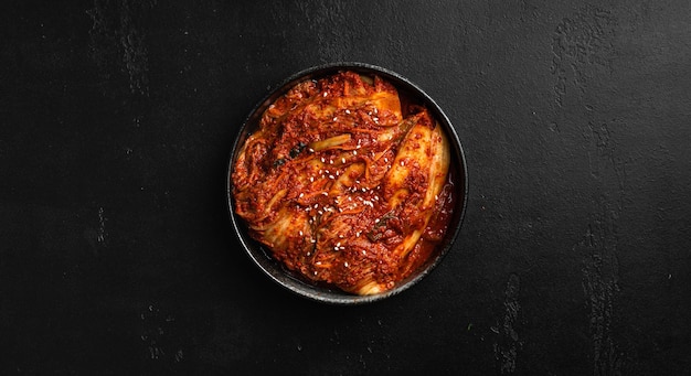 Kimchi w czarnej misce