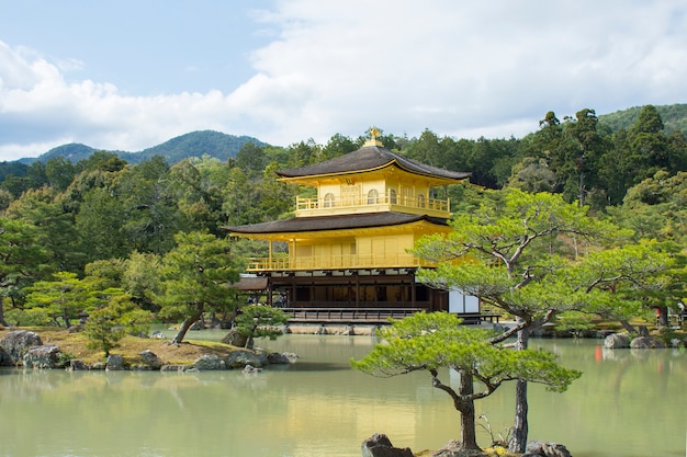 Kinkakuji Temple (The Golden Pavilion) w Kioto w Japonii