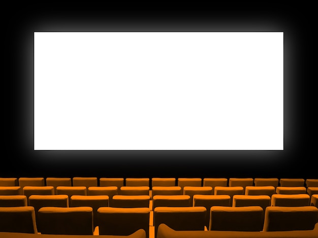 Kino z pomarańczowymi aksamitnymi siedzeniami i pustym białym ekranem. Skopiuj tło przestrzeni