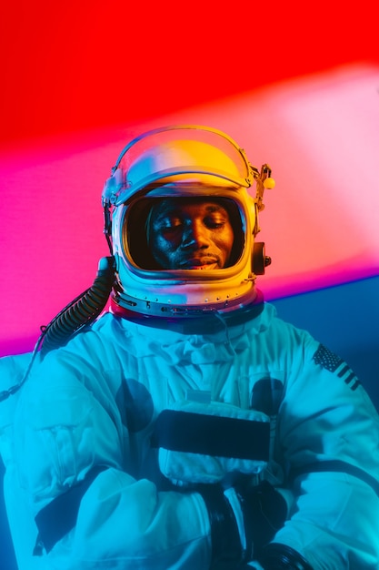 Kinowy obraz astronauty Kolorowy portret mężczyzny w skafandrze kosmicznym