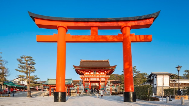 Kioto Japonia 24 lutego 2014 Brama główna lub Torii Fushimi Inari Taisha Shrine z obiektywu tiltshift w Kioto Japonia