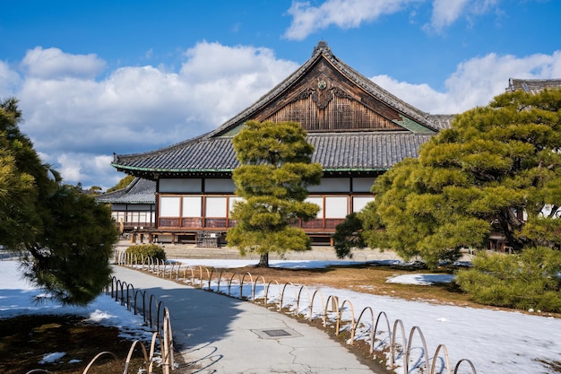 Kioto Japonia 24 stycznia 2023 Nijo Castle Ninomaru Palace Garden ze śniegiem w zimie
