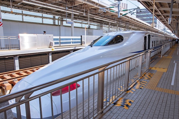 Kioto, Japonia Maj - 22, 2019: Shinkansen Nozomi zmierzający do Hiroszimy na stacji Kioto