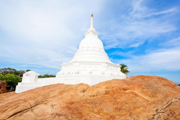 Kirinda Viharaya Temple Stupa w pobliżu miasta Tissamaharama, Sri Lanka. Kirinda to buddyjska świątynia zbudowana na ogromnym głazie skalnym na plaży Kirinda.